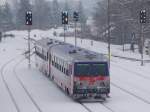 5047 072-3 sowie 098-8 verlassen als R5965 den verschneiten Bhf. ...