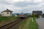 br-5047 5047 074-9 passiert am 14.06.2010 als R 3480 nach Ried im Innkreis einen ehemaligen Schrankenposten bei Suben.