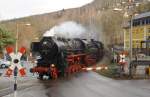 52 8047 und 52 8079 passieren am 06.12.09 den B� ...