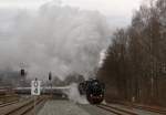 br-52--kriegslok-52-drg-dr-db--nicht-052-db- 52 8047 und 52 8079 donnern am 06.12.09 mit Volldampf und angezogenen Bremsen in dem Bahnhof Schwarzenberg. 
