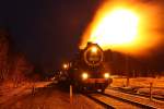 Der Abdampf von 52 8047 zaubert am 06.12.09 sch�ne Lichtefekte ...