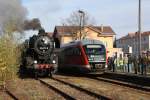 Alt trifft auf neu: 52 8177-9 trifft mit ihrem Sonderzug, ...