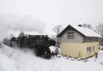 br-52--kriegslok-52-drg-dr-db--nicht-052-db- 52 8079 passiert am 13.02.10 das ehemalige Bahnwerterhaus in Scheibenberg.