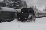 52 8079 passiert auf Tiefschneefahrt am 13.02.10 im Bahnhof Schlettau. ...