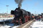 52 8106 der Eisenbahnfreunde Treysa bei einem Halt in der ...