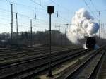 52 8177 zieht mit einer gewaltigen Rauchs�ule an dutzenden Fotografen ...