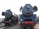 br-52--kriegslok-52-drg-dr-db--nicht-052-db- Die betriebsf�hige Vereinslok 52 8154 rollt an der kalten Gastlok 58 3047 vorbei.