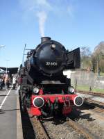 52 6106 steht am 6.4.10 im Bahnhof Gerolstein und wird ...