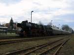 52 8047-4 zieht am 03.04. 10 ihren Sonderzug aus Nossen durch ...