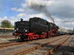 br-52--kriegslok-52-drg-dr-db--nicht-052-db- Die 52 8195 am 23.05.2010 als Schublok eines Pendelzuges in Neuenmarkt-Wirsberg. 