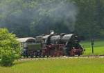 br-52--kriegslok-52-drg-dr-db--nicht-052-db- Alle Jahre wieder ist an Pfingsten die Frankfurter Historische Eisenbahn mit ihren beiden Dampfloks ein Hauptakteur des Bahnhofsfestes in K�nigstein. W�hrend eine der beiden Maschinen -hier die 52 4867 bei Schneidhain- zwischen Frankfurt-H�chst und K�nigstein mit einem Sonderzug pendelt, wird die andere Maschine auf dem Bahnhofsgel�nde f�r F�hrerstandsmitfahrten verwendet. Da es an der gesamten Strecke keine Drehscheibe gibt, wird immer in Richtung Taunus mit der Rauchkammer voran gefahren, in der anderen Richtung dann eben Tender voran.  