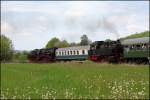W�hrend 52 8195 mit ihrem Pendelzug zur�ck nach Neuenmarkt-Wirsberg rollt, ...