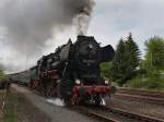 Die 52 8195 am 22.05.2010 mit einem Pendelzug bei der ...