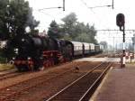 br-52--kriegslok-52-drg-dr-db--nicht-052-db- 52 8053 der Veluwse Stoomtrein Maatschappij mit Dampfzug zwischen Apeldoorn und Dieren auf Bahnhof Dieren am 26-8-1999. Bild und scan: Date Jan de Vries.
