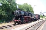 BR 52 8106 auf dem Weg zum Wassernehemen im Bahnhof ...