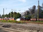 BR 528154-8 bei Ausfahrt Gleis 3a mit G�terzug Richtung Zeitz ...