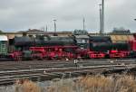 52 6106 der Vulkan-Eifel-Bahn (VEB) im Bf Euskirchen, zwischen einer ...