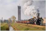 br-52 Nach zwei Dampftagen in der Vorwoche bei tr�bem Wetter, endlich einmal Dampf und sch�nes Wetter. Ein paar Leuten habe ich es zu verdanken, am 31.10.2009 die M�glichkeit gehabt zu haben, den nach meinen Informationen erst zweiten Plandampfzug auf �BB Normalspur fotografieren zu d�rfen. 

52.7612 bespannte an diesem Tag die beiden Planz�ge VG 75012/75013 zwischen dem R�benverladeplatz Paasdorf n�chst Mistelbach und Hohenau. Die Aufnahme zeigt den aus 10 Waggons bestehenden und 800 Tonnen schweren R�benzug VG 75013 bei der Ausfahrt aus Wilfersdorf-Hobersdorf.

Mein Dank geb�hrt jenen, die diesen wunderbaren Zug m�glich gemacht haben. H�tte mir nicht gedacht, dass dies in �sterreich �berhaupt m�glich ist.