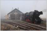br-52 Ein Plandampffototag kann beginnen. Die letzten Arbeiten werden an 52.7612 durchgef�hrt. Danach ging es zur R�benverladestelle Paasdorf. Mistelbach am 31.10.2009.


