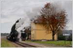 br-52 52.4984 mit ihrem Fotosonderzug R 16612 von Retz nach Drosendorf am 22.10.2009 beim Fotohalt in Geras-Kottaun.