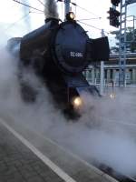 Die 52.4984 steht mit viel Dampf in Wien Meidling  ...