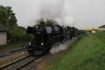 br-52 2.5.10 Zum 3. Mal schon fand das Oltimertreffen in Ernstbrunn statt. Zu diesem Anlass fuhren einige Sonderz�ge zwischen Wien/Korneuburg und Ernstbrunn. In Wetzleinsdorf fuhren uns die 52.100 und 52.4984 mit dem REX 16170 von Korneuburg nach Ernstbrunn (ganz zuf�lligerweise) wieder vor die Linse... *gg*