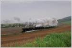br-52 52 100 und 52.4984 mit ihrem SREX 16170 von Korneuburg auf der Fahrt nach Ernstbrunn am 2.5.2010 kurz nach der Ausfahrt aus Wetzleinsdorf auf dem Weg zum Dritten Oldtimertreffen auf Schiene und Stra�e in Ernstbrunn. 