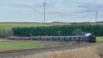 Gef�hrt von der BR 58 311, rollt ein langer Zug ...