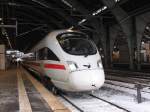 am 13.01.2010 ist ICE 38 beim Personalwechsel am Berliner Ostbahnhof ...