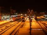 Blick vom Luftsteg auf den verschneiten Hofer Hbf. Eine 612er ...