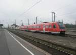 Hier 612 537 als RE nach Adorf(Vogtl.), bei der Ausfahrt ...