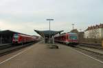 612 667 und 628 416 warten am 3.4.2012 in Amberg ...