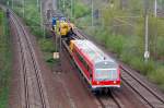 Ein Triebwagen der BR 626 zieht am 04.05.10 einen Bauzug ...