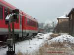 br-628-----928--629 Heute 17.12.2009 konnte ich eine Zugkreuzung im Bf Rehau an der Strecke Hof - Selb Stadt beobachten. Der Zug aus Selb, 628262 mitte, steht bereits am Bahnsteig als 628425 aus Hof einf�hrt (links). Der Bahnhof hat als letzter mit bekannter Bf an Nebenbahn in der Gegend noch Formsignale und auch ein Spannwerk ist im Bild. Auf dem Stellwerk beim nahegelegenen B� im R�cken gibt es noch einen FdL. Die Freifl�che rechts war wohl mal ein Ladegleis....