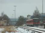 br-628-----928--629 628262 hat den Fotografen und den Bf Rehau hinter sich und passiert gleich das Stellwerk. �ber dem Zug ist passenderweise der Name des Ortes und der ans�ssigen grossen Firma gleichen Namens auf dem Dach des Fabrikgeb�udes zu lesen...