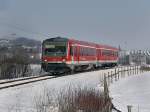 br-628-----928--629 Der 628 576 als RB nach M�hldorf am 16.02.2010 bei der Ausfahrt aus Pfarrkirchen mit der Gartlbergkirche und der Stadtpfarrkirche im Hintergrund. 