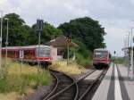 Zwei Z�ge in Freinsheim: Von links kommt eine Regionalbahn von ...