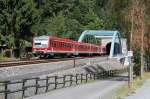br-628-----928--629 RE 17 nach Bestwig �berquerte die neue Br�cke vor dem Freienohler Tunnel, 15.07.2010.