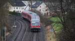 Der 928 671 hat soeben den Bahnhof J�nkerath verlassen und ...