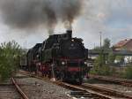 BR 64 Die 64 491 und die 38 1301 am 22.05.2010 mit einem Pendelzug bei der Ausfahrt in Neuenmarkt-Wirsberg. 