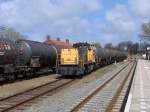 6412 w�hrend rangieren mit Kondensatkesselwagens auf Bahnhof Roodeschool am 16-4-2010. ...