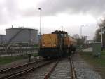 6414 mit G�terzug Delfijl-Onnen in Delfzijl Hafen am 16-4-2010.  ...