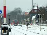 br-642-desiro-db 642005 in der Wendepause im Bahnhof Blankenstein an der Saale, 10.01.2010. Hinten aus dem Dunst erhebt sich der 'bayrische Horizont' mit dem Burgfried von Lichtenberg. Hoffentlich haben die Politiker in Erfurt und M�nchen auch bald den n�tigen Horizont und entscheiden f�r einen Wiederaufbau der Strecke am anderen Bahnhofsende nach Bayern, nach Marxgr�n hin�ber. Besonders die verladende Wirtschaft am Ort und die vielen Touristen die in der Saison hierher kommen, werden es danken.....