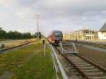 br-642-desiro-db RB72 am Abend des 20.07.2010 an der Endstation in Altenberg.
Dieser ist schon au�er Dienst und �bernachtet auf dem Nebengleis und wird grade mit Ladekabel wieder 'aufgeladen'.