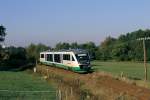br-642-desiro-private Am 22.09.2003 war VT11 auf der Schleizer Strecke im Einsatz, dieser hat soeben als VBG82134 Schleiz verlassen. Von Schleiz ist hier nur noch der Turm der Stadtkirche zu sehen. (KB-Dia)