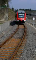 br-648-lint-41-db ..der Gleisverlauf mu�te aus dem alten Bahnhofsbereich verlegt werden ( im Rahmen der Gesamtplanung ), damit der LINT als RB 52 den an anderer Stelle neu aufgebauten End-Haltepunkt L�denscheid k�nftig erreichen kann ..(das Bild zeigt das neue Streckenst�ck im April 2010)