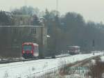 br-650-regioshuttle-db Seltene Begegnung in Oberkotzau am 27.01.2010. Ein 628 f�hrt hinten rechts in den Bahnhof ein, w�hrend links 650016 auf dem Weg ins Ausbesserungswerk ist. Auf einem Nachschuss in der Kurve konnte man erkennen, dass auf der hier abgewandten Fahrzeugseite eine T�re mit Folie verklebt ist. Ggf. hatte der Tw also eine kleine Feindber�hrung..