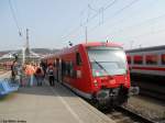 br-650-regioshuttle-db BR 650 118-3 am 17.4.2010 in Ulm Hbf. Daneben laufen die Teilnehmer unserer BW-F�hrung vorbei.