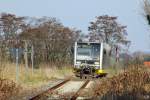 br-672-lvt-s 672 905 passiert am 26.3.2010 einen unbeschrankten Bahn�bergang kurz vor Krauschwitz.