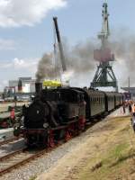 BR 70 70 083 mit einem Pendelden Sonderzug zwischen West- und Osthafen Regensburgs. (18.07.2010, Osthafen)